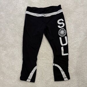 Lululemon soul cycle Black and white capri Leggings. Size 8